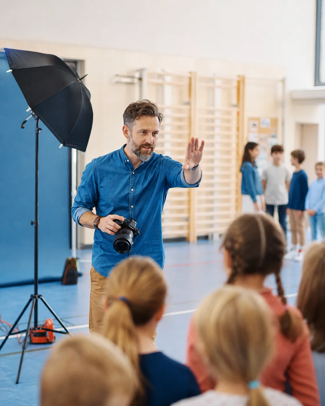 Fotograf bei einem organisierten Fototag in einer Schule